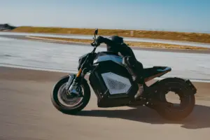 Vergen sähkömoottoripyörä ajossa