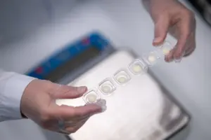 Iso osa lääkkeistä ei sovi lapsille – CurifyLabs helpottaa räätälöintiä maailman johtavissa sairaaloissa ja apteekeissa