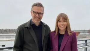 CurifyLabsin perustaja ja toimitusjohtaja Charlotta Topelius sekä toinen perustaja ja teknologiajohtajan, farmasian dosentti Niklas Sandlerin.