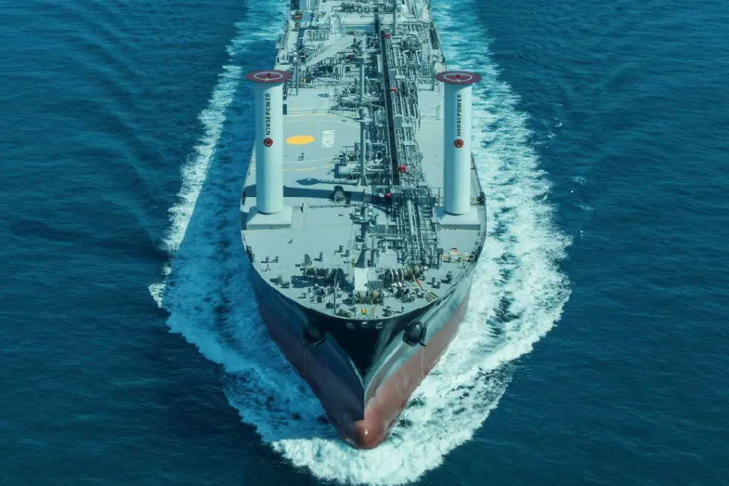 IINO Linesin Oceanus Aurora -nestekaasutankkeri, jonka kannella on kaksi Norsepower Rotor Sail™ -yksikköä.