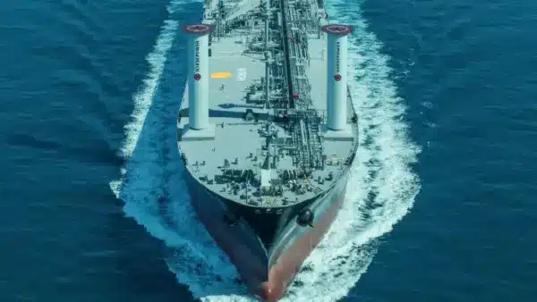 IINO Linesin Oceanus Aurora -nestekaasutankkeri, jonka kannella on kaksi Norsepower Rotor Sail™ -yksikköä.