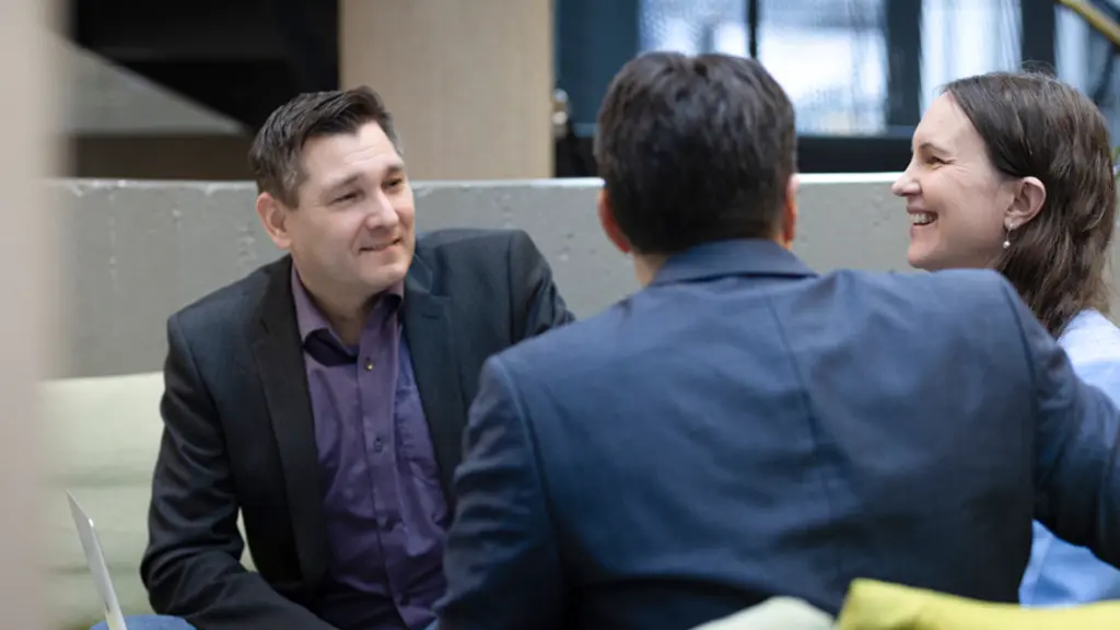 Sartarin yksi perustaja, tutkimusjohtaja Harri Sihto (vasemmalla), toimitusjohtaja Mikael Maksimow ja kehitysjohtaja Maria Lahtinen.