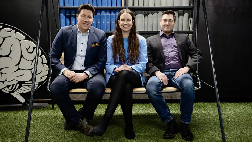 Sartarin toimitusjohtaja Mikael Maksimow (vas.), kehitysjohtaja Maria Lahtinen ja tutkimusjohtaja Harri Sihto.