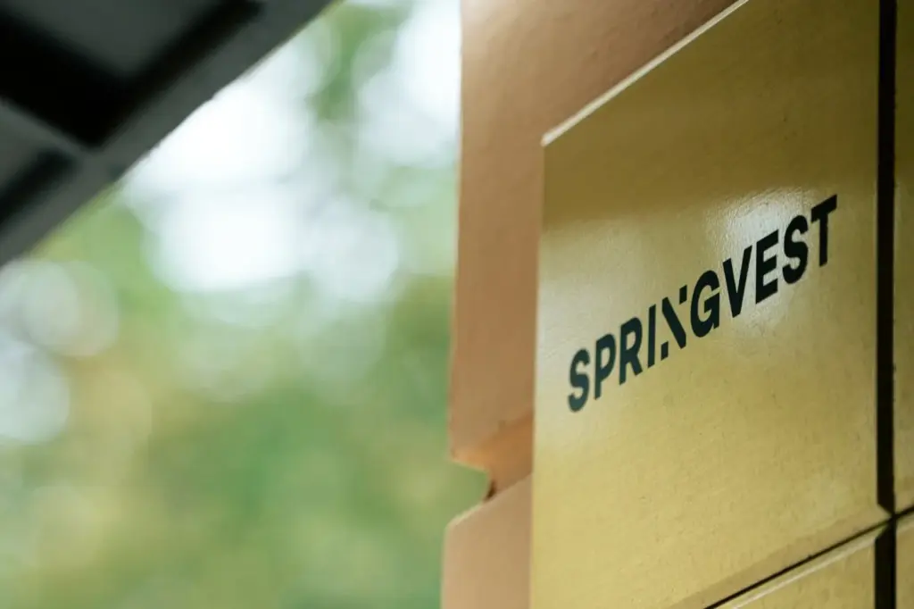 Springvestin logo ulko-ovella.
