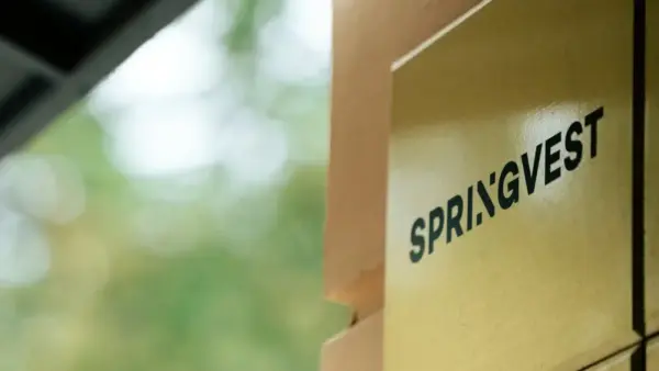 Springvestin logo ulko-ovella.
