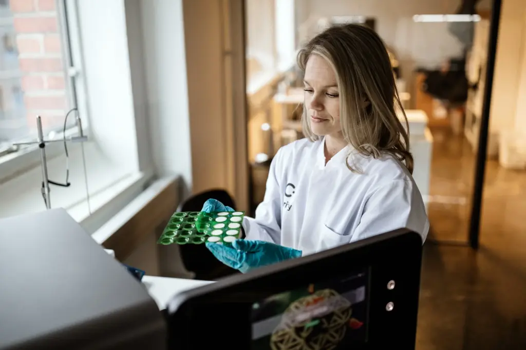 CurifyLabsin asiakkuuspäällikkö Anni Luhtala valmistaa suussa liukenevia geelitabletteja.