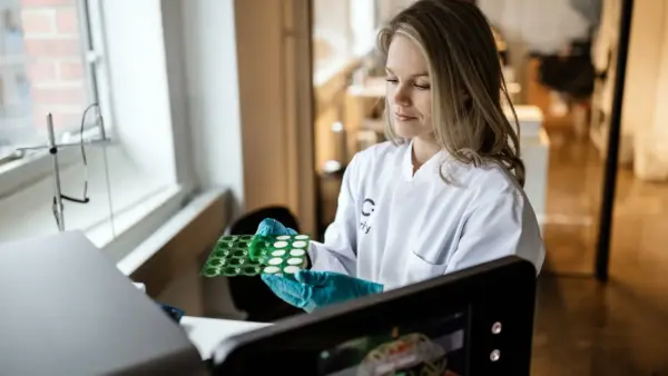 CurifyLabsin asiakkuuspäällikkö Anni Luhtala valmistaa suussa liukenevia geelitabletteja.