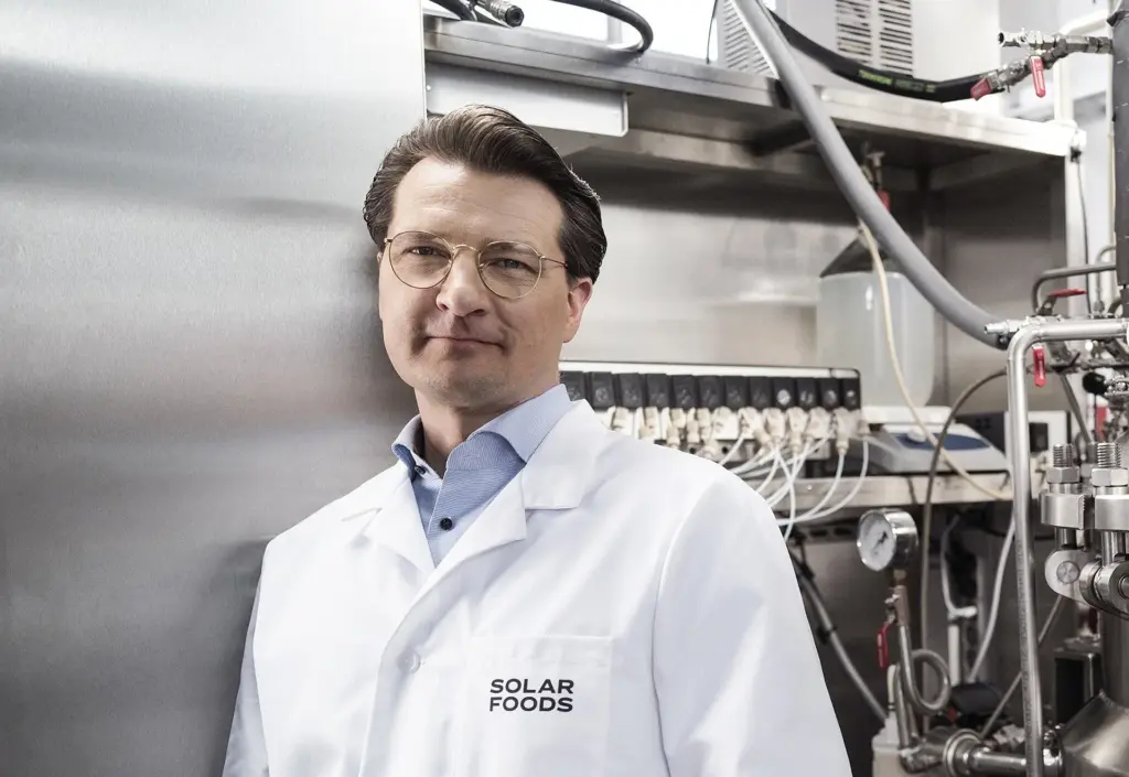 Solar Foodsin tehtaalla toimitusjohtaja Pasi Vainikka.