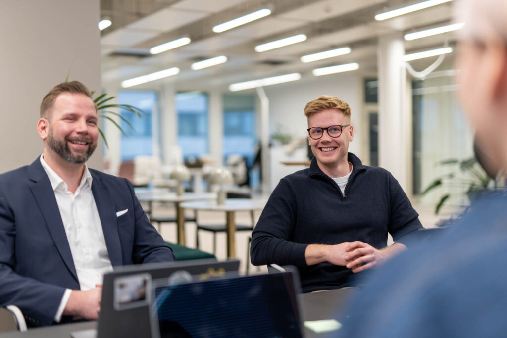 Springvestin talousjohtaja iloisena kokouksessa