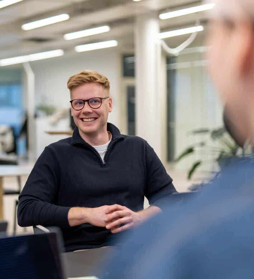 Springvestin talousjohtaja iloisena kokouksessa