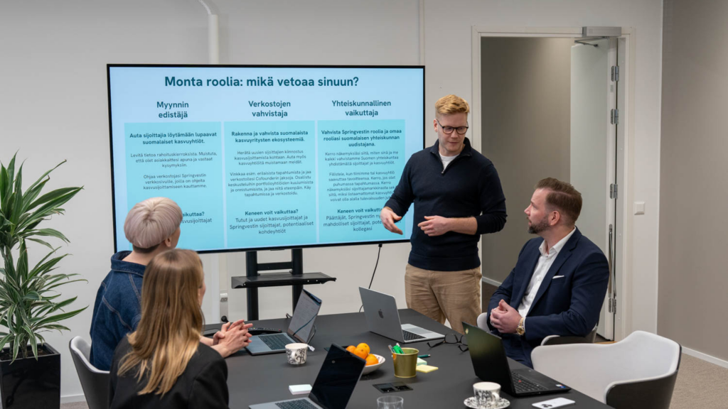 Springvestin asiantuntijat keskittyneena palaverissa toimistolla