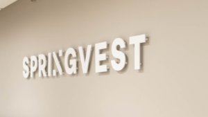 Springvest logo seinällä