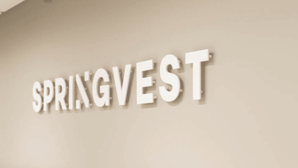 Springvest logo seinällä
