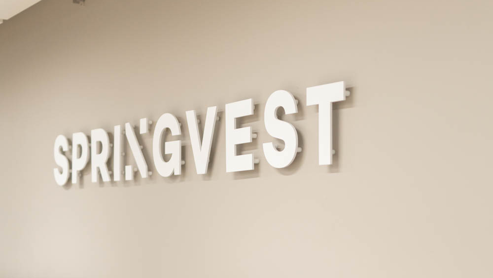 Springvest logo seinällä