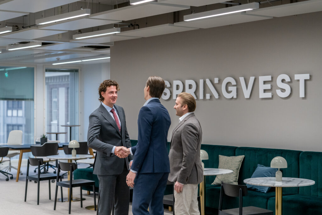 Springvestin asiantuntijat kättelevät iloisesti