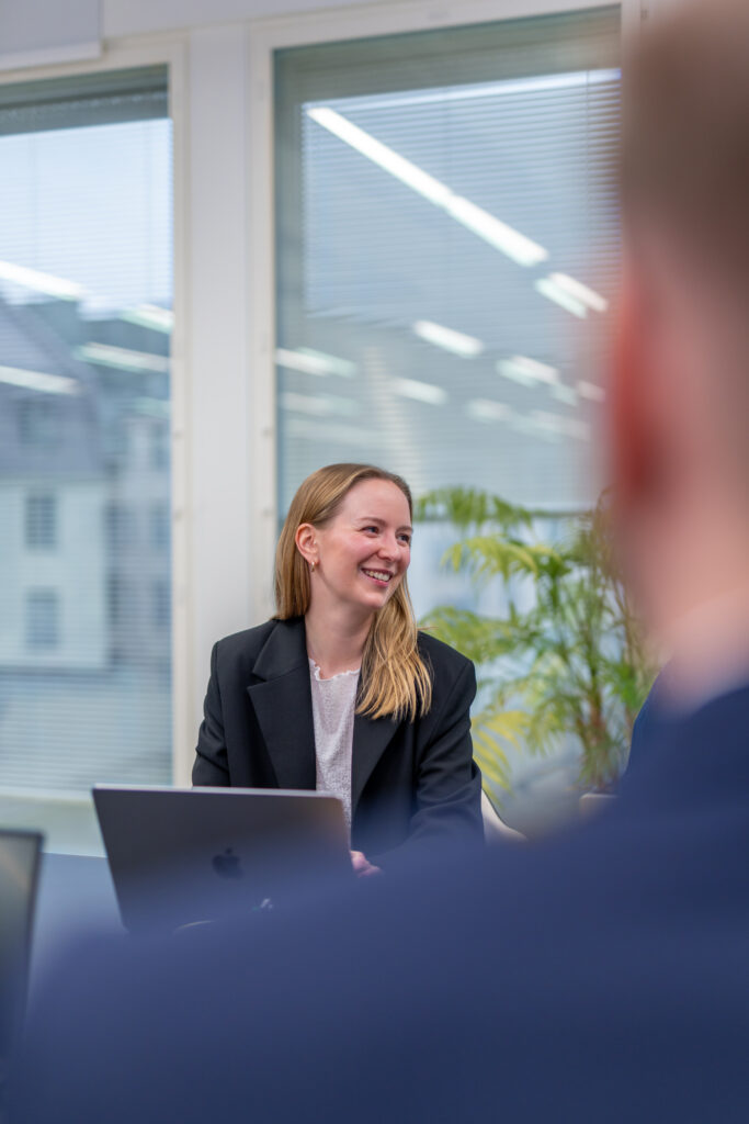 Springvestin asiantuntija iloisena neuvottelutilassa