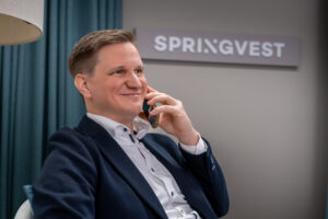 Springvestin asiantuntija iloisena puhelimessa