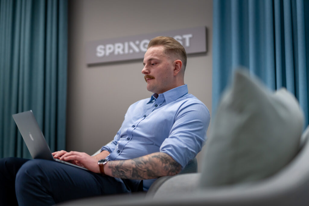 Springvestin asiantuntija työskentelemässä keskittyneenä