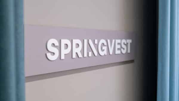 Springvest logo seinällä