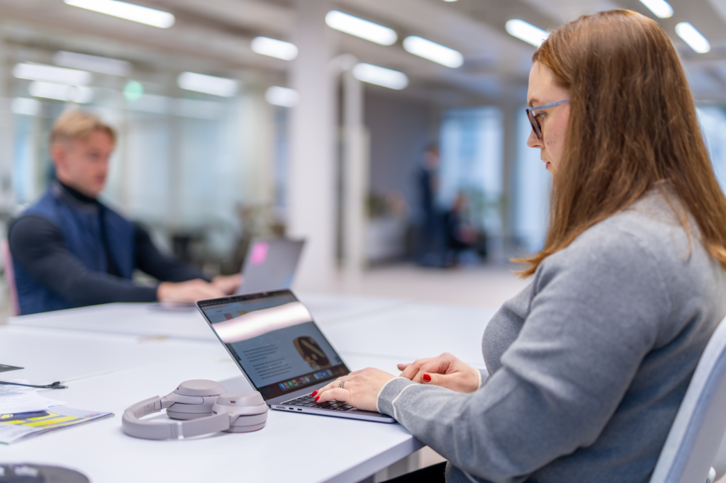 Springvestin työntekijät työskentelemässä toimistossa.