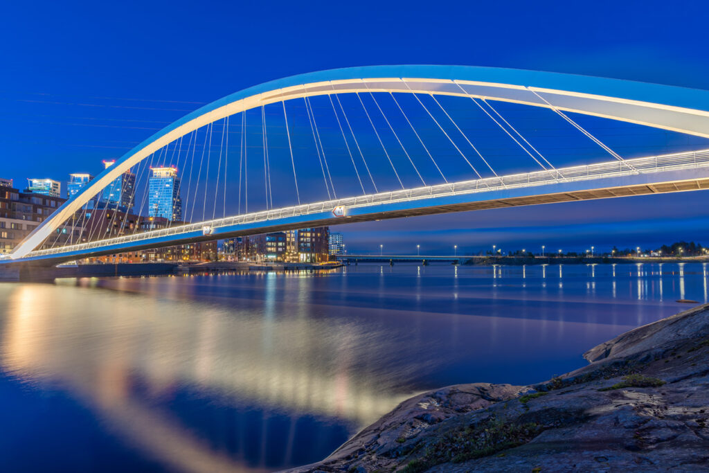 Helsingin silta pimeällä