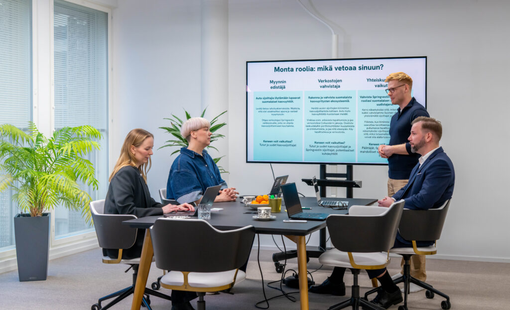 Springvestin asiantuntijat kokoustamassa yhdessä saman pöydän ääressä