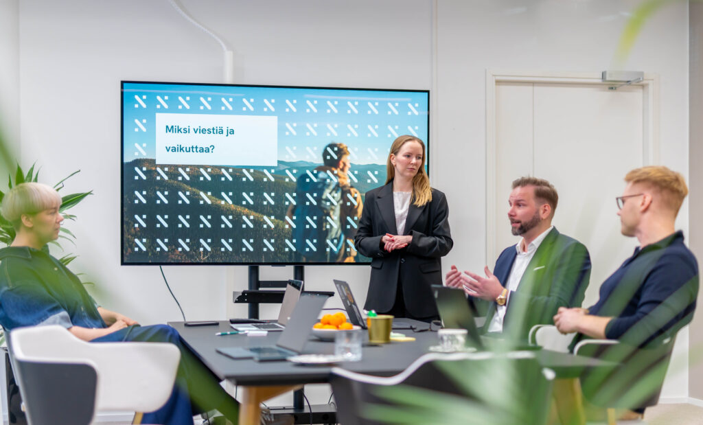 Springvestin asiantuntijat pitämässä palaveria toimistossa