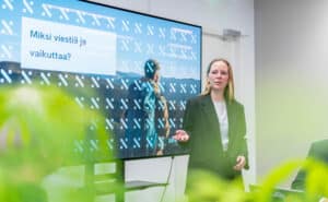 Springvestin asiantuntija pitämässä kokousta toimistossa