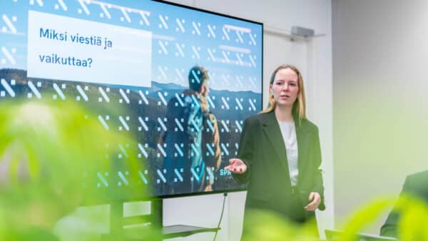 Springvestin asiantuntija pitämässä kokousta toimistossa