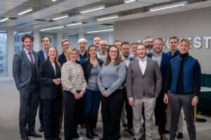 Springvestin työntekijät ryhmäkuvassa