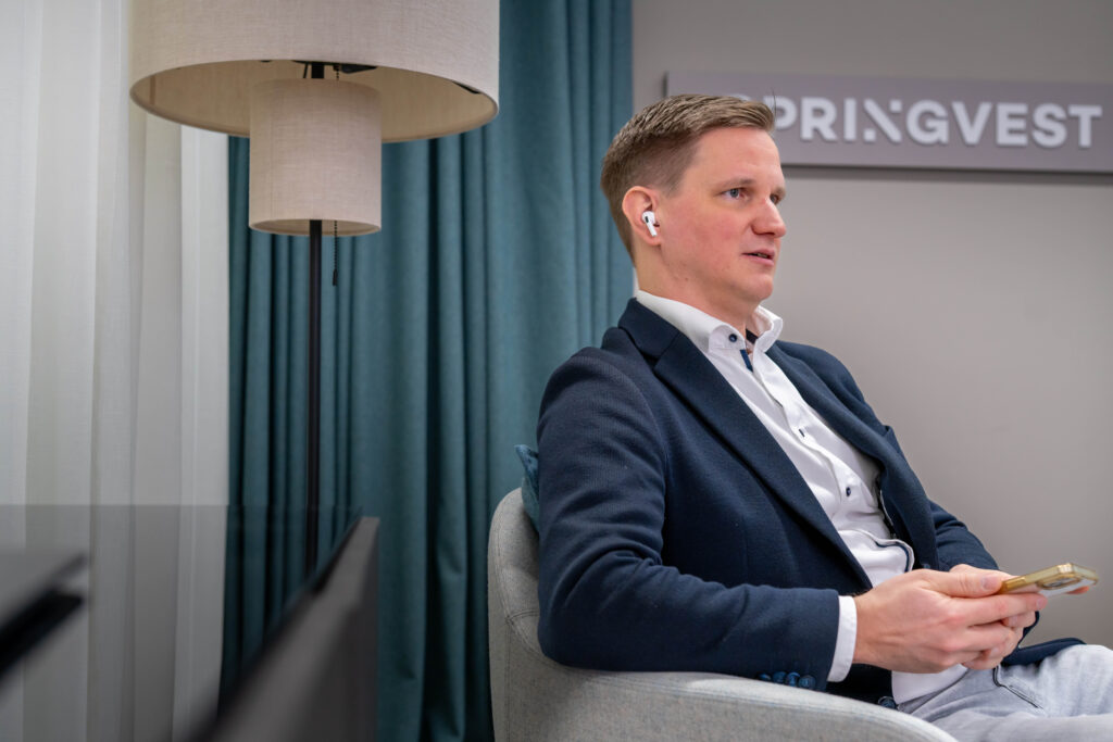 Springvestin asiantuntija puhuu asiakkaan kanssa puhelimessa