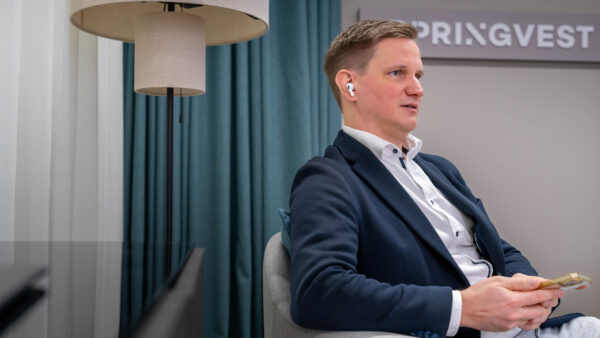 Springvestin asiantuntija puhuu asiakkaan kanssa puhelimessa