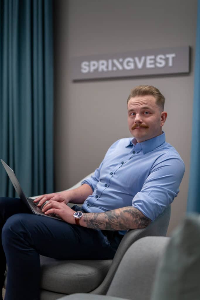 Springvestin asiantuntija työskentelemässä