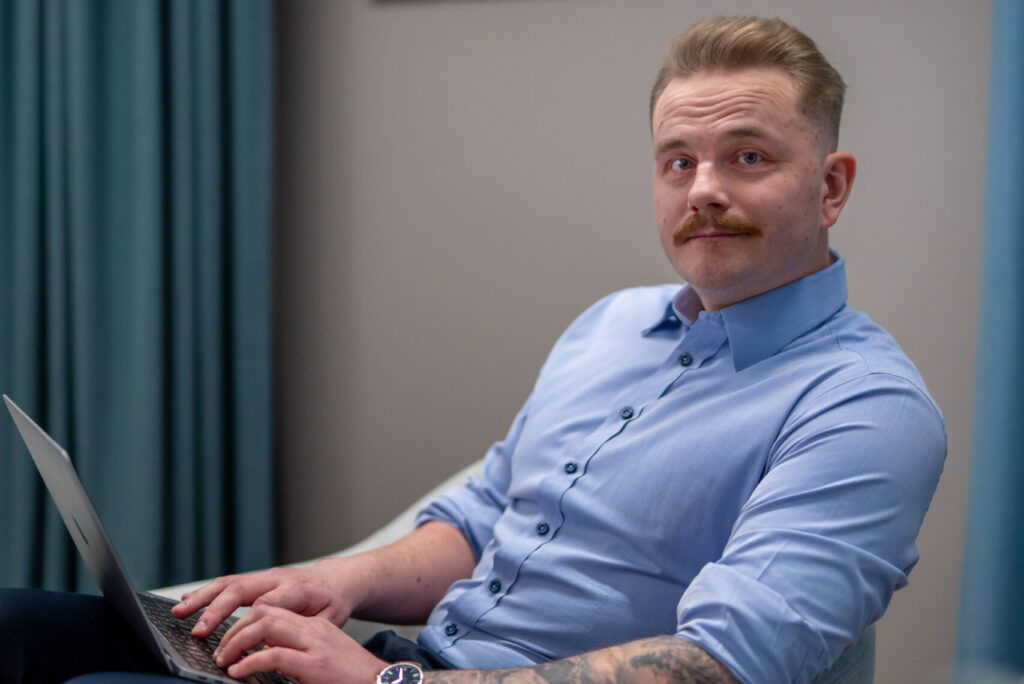 Springvestin asiantuntija työskentelemässä