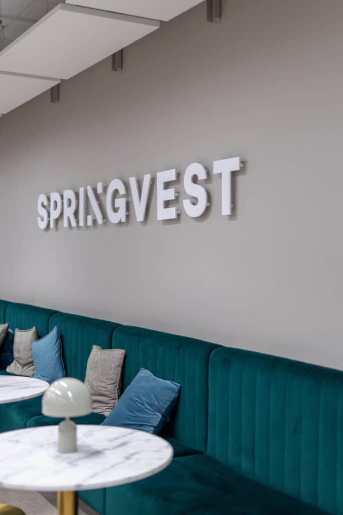 Springvestin logo seinällä
