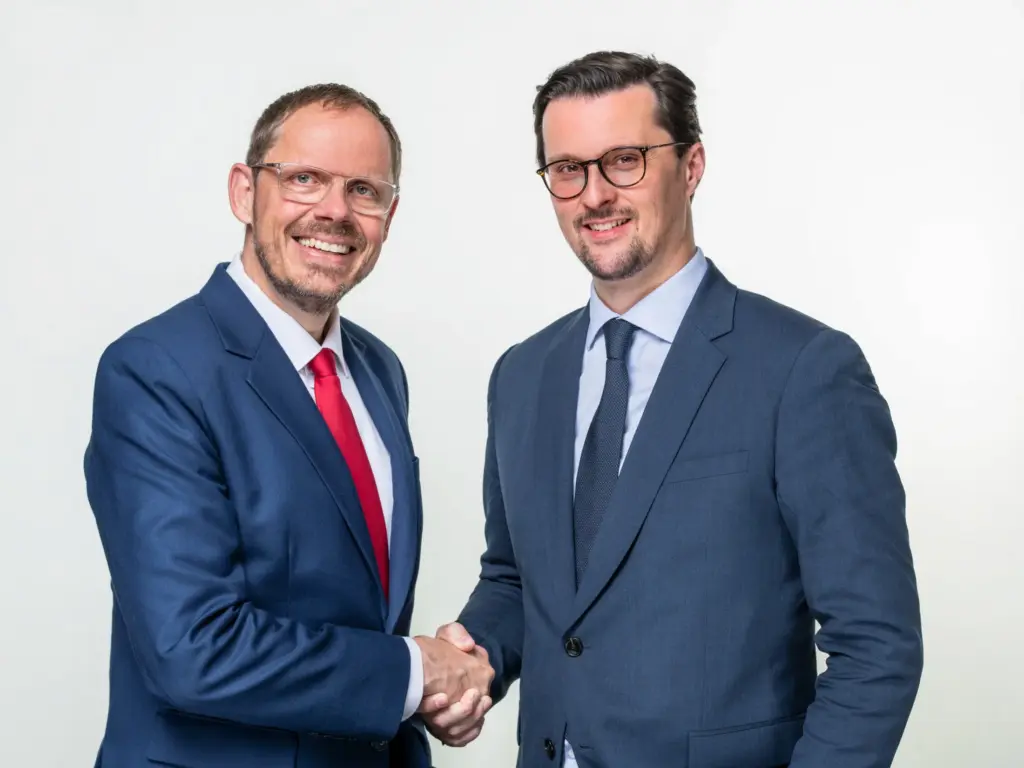 Ductorin toimitusjohtaja Bernard C. Fenner (vas.) ja TotalEnergiesin biokaasun globaalin liiketoimintayksikön varapresidentti Olivier Guerrini kättelevät