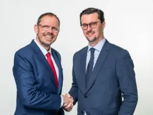 Ductorin toimitusjohtaja Bernard C. Fenner (vas.) ja TotalEnergiesin biokaasun globaalin liiketoimintayksikön varapresidentti Olivier Guerrini kättelevät