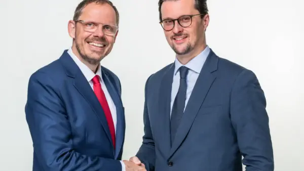 Ductorin toimitusjohtaja Bernard C. Fenner (vas.) ja TotalEnergiesin biokaasun globaalin liiketoimintayksikön varapresidentti Olivier Guerrini kättelevät