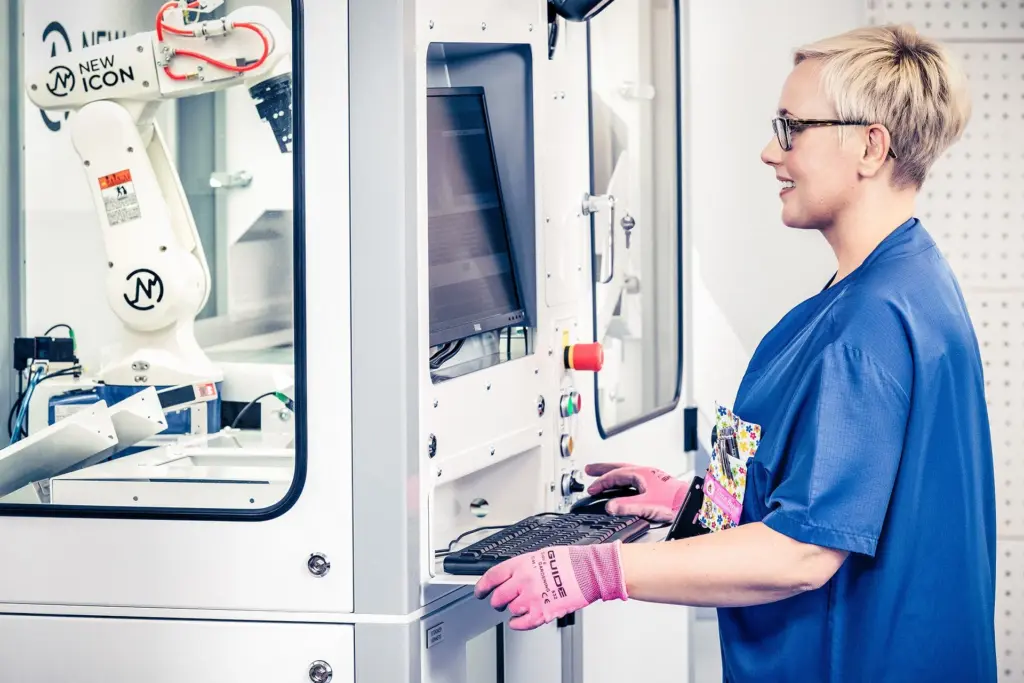 Lääkehuoltoa automatisoivan Newiconin teknologiaa ja sen käyttäjä