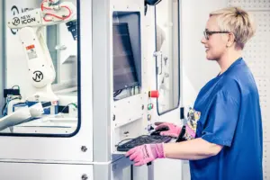 Lääkehuoltoa automatisoivan Newiconin teknologiaa ja sen käyttäjä