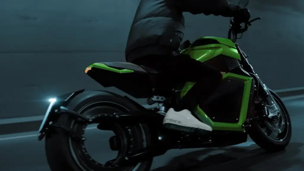Kuski ajaa Verge Motorcyclesin sähkömoottoripyörää