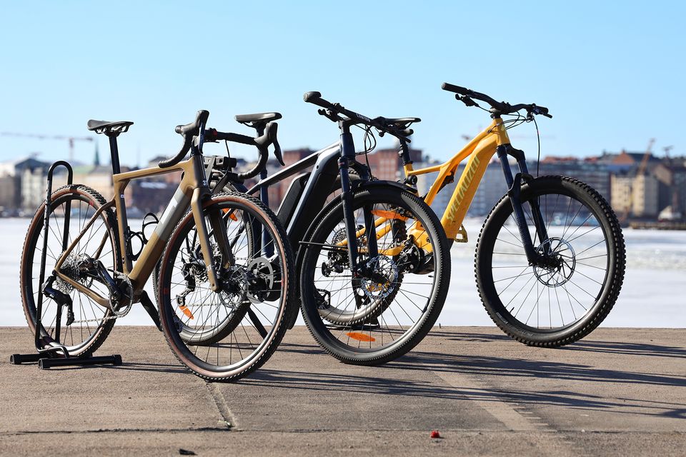 Vapaus Bikes Finlandin työsuhdepyöriä merenrannan laiturilla