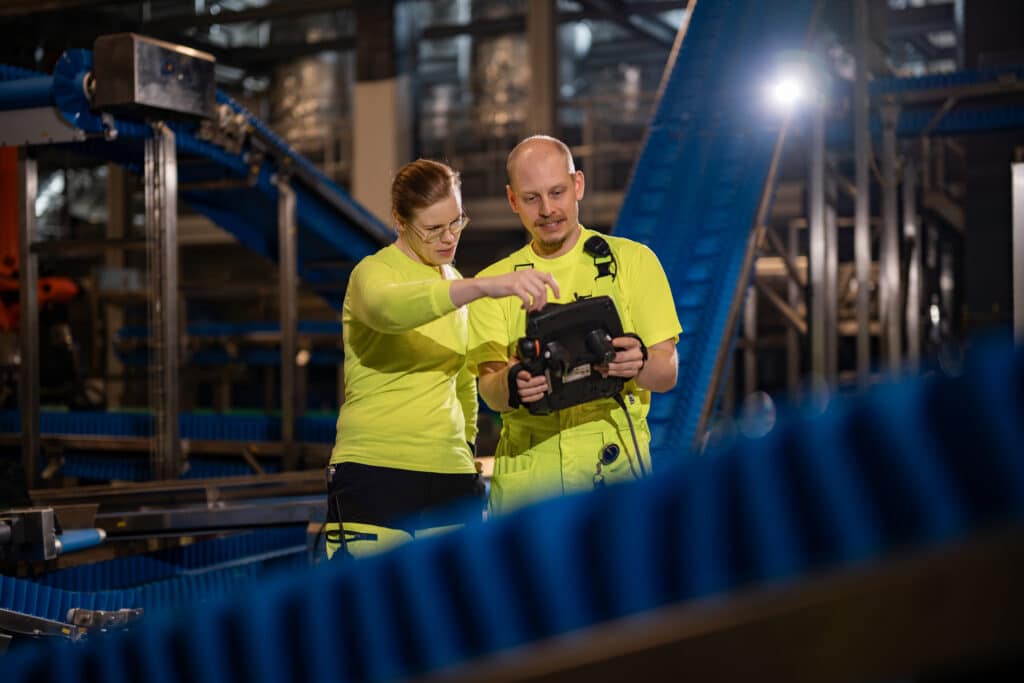 Robottien ja kuljettimien operointia Volaren tehtaalla